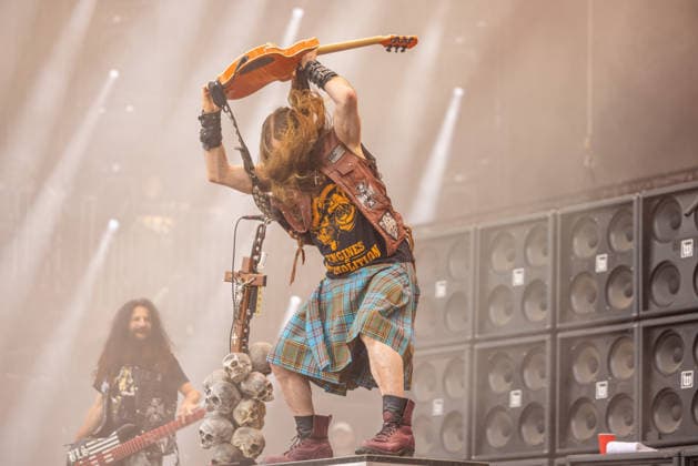 Das 35. Wacken Open Air Freitag, Headliner Tag Black Label Society rocken das Festival Bei fast schon milden Temperaturen brach der Freitag des Wacken Open Air wieder alle Rekorde. Den ganzen Tag warteten die Fans nicht nur auf Judas Priest, sonder Hatbreed und In Flames, Danko Jones uns weitere Bands brachten das Infield und die Bühnen zum Beben. Zahlreiche Besucher nutzen die Gelegenheit zum Crowdsurfing und liessen sich von der Menge tragen Wacken Wacken open Air Schleswig Holstein Deutschland _5DL1046 *** The 35th Wacken Open Air: Friday, Headliner Day—Black Label Society Rocks the Festival. With temperatures that were almost mild, Friday at the Wacken Open Air once again broke all records. All day long, fans waited not only for Juda