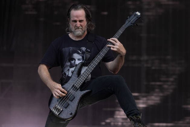 Das 35. Wacken Open Air Freitag, Headliner Tag In Flames rockt das Festival Bei fast schon milden Temperaturen brach der Freitag des Wacken Open Air wieder alle Rekorde. Den ganzen Tag warteten die Fans nicht nur auf Judas Priest, sonder Hatbreed und In Flames, Danko Jones uns weitere Bands brachten das Infield und die Bühnen zum Beben. Zahlreiche Besucher nutzen die Gelegenheit zum Crowdsurfing und liessen sich von der Menge tragen Wacken Wacken open Air Schleswig Holstein Deutschland _5DL1320 *** The 35th Wacken Open Air: Friday, Headliner Day—In Flames Rocks the Festival. With temperatures that were almost mild, Friday at the Wacken Open Air once again broke all records. All day long, fans waited not only for Judas Priest, but also f