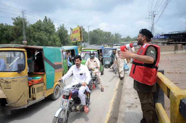July 31, 2026, Peshawar, Peshawar, Pakistan: Residents wade through flooded street as monsoon rains inundate Peshawar..People wade through a flooded street during heavy monsoon rain in Peshawar, Khyber Pakhtunkhwa province, Pakistan, on July 31, 2026. Pakistan s Meteorological Department (PMD) forecast the current monsoon spell to continue until August 5, warning of widespread rain, thunderstorms, heavy to very heavy downpours, and the risk of urban flooding, flash floods, landslides and river flooding across parts of the country. Peshawar Pakistan  - ZUMAa217 20260731_znp_a217_015 Copyright: xHussainxAlix