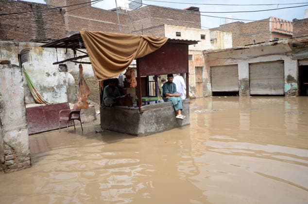 July 31, 2026, Peshawar, Peshawar, Pakistan: Residents wade through flooded street as monsoon rains inundate Peshawar..People wade through a flooded street during heavy monsoon rain in Peshawar, Khyber Pakhtunkhwa province, Pakistan, on July 31, 2026. Pakistan s Meteorological Department (PMD) forecast the current monsoon spell to continue until August 5, warning of widespread rain, thunderstorms, heavy to very heavy downpours, and the risk of urban flooding, flash floods, landslides and river flooding across parts of the country. Peshawar Pakistan  - ZUMAa217 20260731_znp_a217_017 Copyright: xHussainxAlix