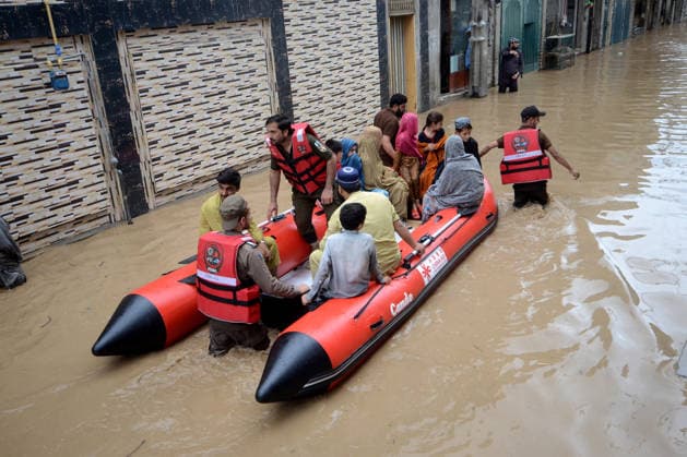 July 31, 2026, Peshawar, Peshawar, Pakistan: Residents wade through flooded street as monsoon rains inundate Peshawar..People wade through a flooded street during heavy monsoon rain in Peshawar, Khyber Pakhtunkhwa province, Pakistan, on July 31, 2026. Pakistan s Meteorological Department (PMD) forecast the current monsoon spell to continue until August 5, warning of widespread rain, thunderstorms, heavy to very heavy downpours, and the risk of urban flooding, flash floods, landslides and river flooding across parts of the country. Peshawar Pakistan  - ZUMAa217 20260731_znp_a217_022 Copyright: xHussainxAlix