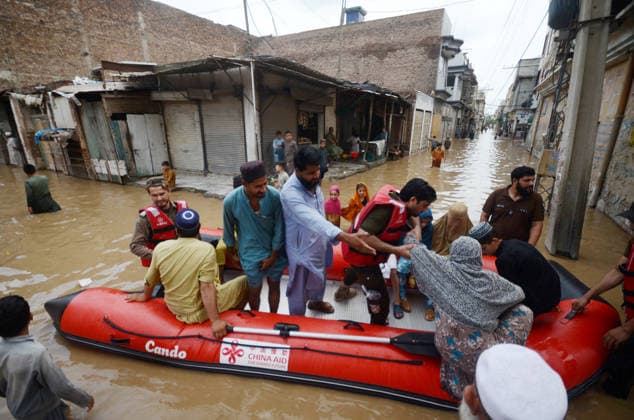 July 31, 2026, Peshawar, Peshawar, Pakistan: Residents wade through flooded street as monsoon rains inundate Peshawar..People wade through a flooded street during heavy monsoon rain in Peshawar, Khyber Pakhtunkhwa province, Pakistan, on July 31, 2026. Pakistan s Meteorological Department (PMD) forecast the current monsoon spell to continue until August 5, warning of widespread rain, thunderstorms, heavy to very heavy downpours, and the risk of urban flooding, flash floods, landslides and river flooding across parts of the country. Peshawar Pakistan  - ZUMAa217 20260731_znp_a217_027 Copyright: xHussainxAlix