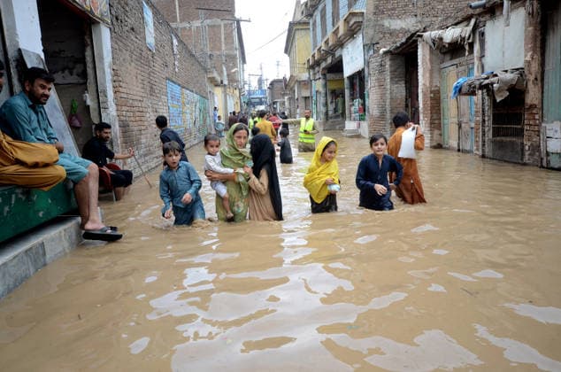July 31, 2026, Peshawar, Peshawar, Pakistan: Residents wade through flooded street as monsoon rains inundate Peshawar..People wade through a flooded street during heavy monsoon rain in Peshawar, Khyber Pakhtunkhwa province, Pakistan, on July 31, 2026. Pakistan s Meteorological Department (PMD) forecast the current monsoon spell to continue until August 5, warning of widespread rain, thunderstorms, heavy to very heavy downpours, and the risk of urban flooding, flash floods, landslides and river flooding across parts of the country. Peshawar Pakistan  - ZUMAa217 20260731_znp_a217_031 Copyright: xHussainxAlix