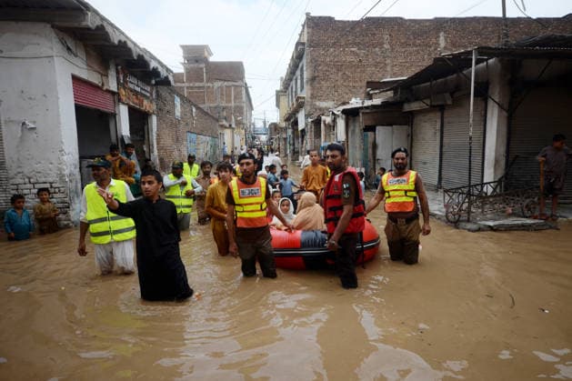 July 31, 2026, Peshawar, Peshawar, Pakistan: Residents wade through flooded street as monsoon rains inundate Peshawar..People wade through a flooded street during heavy monsoon rain in Peshawar, Khyber Pakhtunkhwa province, Pakistan, on July 31, 2026. Pakistan s Meteorological Department (PMD) forecast the current monsoon spell to continue until August 5, warning of widespread rain, thunderstorms, heavy to very heavy downpours, and the risk of urban flooding, flash floods, landslides and river flooding across parts of the country. Peshawar Pakistan - ZUMAa217 20260731_znp_a217_032 Copyright: xHussainxAlix