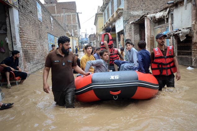 July 31, 2026, Peshawar, Peshawar, Pakistan: Residents wade through flooded street as monsoon rains inundate Peshawar..People wade through a flooded street during heavy monsoon rain in Peshawar, Khyber Pakhtunkhwa province, Pakistan, on July 31, 2026. Pakistan s Meteorological Department (PMD) forecast the current monsoon spell to continue until August 5, warning of widespread rain, thunderstorms, heavy to very heavy downpours, and the risk of urban flooding, flash floods, landslides and river flooding across parts of the country. Peshawar Pakistan  - ZUMAa217 20260731_znp_a217_033 Copyright: xHussainxAlix