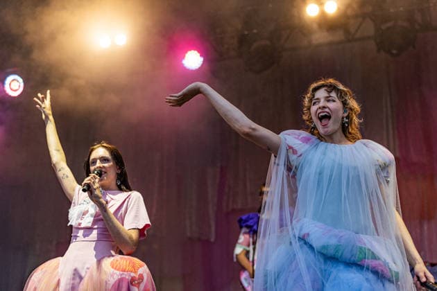 Green Juice Festival Bonn, 31.7.2026 Blond - Nina und Lotta Kummer -- Das Green Juice Festival in Bonn feiert 2026 seinen 18. Geburtstag. Vom kleinen Privatkonzert hat es sich inzwischen zu einer festen Größe im Bonner Veranstaltungskalender gemausert. Das Festival findet an zwei Tagen im Park von Bonn-Beuel-Vilich statt. Es gibt eine große Bühne, den 1Live-Sektor-Bus und eine Newcomer-Stage. Bonn Park Neu-Vilich NRW Deutschland *** Green Juice Festival Bonn, July 31, 2026 Blond Nina and Lotta Kummer The Green Juice Festival in Bonn will celebrate its 18th anniversary in 2026. What started as a small private concert has since blossomed into a staple of Bonn’s event calendar. The festival takes place over two days in the park in Bonn B Copyright: xSebastianxDerixx
