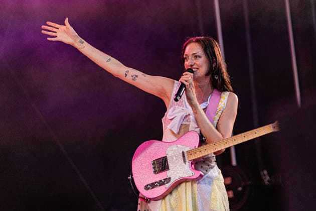 Green Juice Festival Bonn, 31.7.2026 Nina Kummer von Blond -- Das Green Juice Festival in Bonn feiert 2026 seinen 18. Geburtstag. Vom kleinen Privatkonzert hat es sich inzwischen zu einer festen Größe im Bonner Veranstaltungskalender gemausert. Das Festival findet an zwei Tagen im Park von Bonn-Beuel-Vilich statt. Es gibt eine große Bühne, den 1Live-Sektor-Bus und eine Newcomer-Stage. Bonn Park Neu-Vilich NRW Deutschland *** Green Juice Festival Bonn, July 31, 2026, Nina Kummer from Blond The Green Juice Festival in Bonn will celebrate its 18th anniversary in 2026. What started as a small private concert has since blossomed into a fixture on Bonn’s event calendar. The festival takes place over two days in the park in Bonn Beuel Vilich Copyright: xSebastianxDerixx