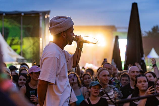 Green Juice Festival Bonn, 31.7.2026 Unangekündigtes Pop-Up-Konzert von OK Kid -- Das Green Juice Festival in Bonn feiert 2026 seinen 18. Geburtstag. Vom kleinen Privatkonzert hat es sich inzwischen zu einer festen Größe im Bonner Veranstaltungskalender gemausert. Das Festival findet an zwei Tagen im Park von Bonn-Beuel-Vilich statt. Es gibt eine große Bühne, den 1Live-Sektor-Bus und eine Newcomer-Stage. Bonn Park Neu-Vilich NRW Deutschland *** Green Juice Festival Bonn, July 31, 2026 Unannounced pop-up concert by OK Kid The Green Juice Festival in Bonn will celebrate its 18th anniversary in 2026. What started as a small private concert has since grown into a staple of Bonn’s event calendar. The festival takes place over two days in Copyright: xSebastianxDerixx