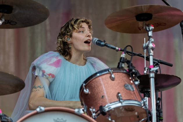 Green Juice Festival 2026 - BLOND Lotta KUMMER (Schlagzeug, Gesang) - Die Chemnitzer Indie-Pop Band Blond beim Open Air Live Auftritt auf der Mainstage beim Green Juice Festival im Park Neu-Vilich in Bonn Bonn Neu-Vilich Nordrhein-Westfalen Deutschland *** Green Juice Festival 2026 BLOND Lotta KUMMER Drums, Vocals The Chemnitz-based indie pop band Blond performing live outdoors on the main stage at the Green Juice Festival in Park Neu Vilich in Bonn, Bonn Neu Vilich, North Rhine-Westphalia, Germany Copyright: xMarcxJohnx
