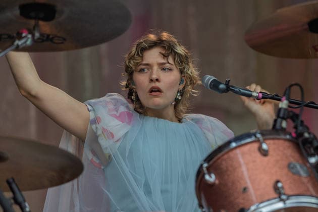 Green Juice Festival 2026 - BLOND Lotta KUMMER (Schlagzeug, Gesang) - Die Chemnitzer Indie-Pop Band Blond beim Open Air Live Auftritt auf der Mainstage beim Green Juice Festival im Park Neu-Vilich in Bonn Bonn Neu-Vilich Nordrhein-Westfalen Deutschland *** Green Juice Festival 2026 BLOND Lotta KUMMER Drums, Vocals The Chemnitz-based indie pop band Blond performing live outdoors on the main stage at the Green Juice Festival in Park Neu Vilich in Bonn, Bonn Neu Vilich, North Rhine-Westphalia, Germany Copyright: xMarcxJohnx