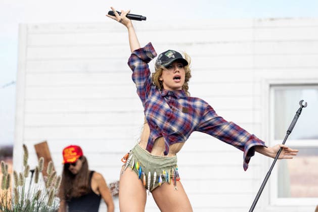 July 31, 2026, Chicago, Illinois, USA: Singer SLAYYYTER (CATHERINE GRACE GARNER) during the Lollapalooza Music Festival at Grant Park in Chicago, Illinois Chicago USA  - ZUMAs135 20260731_zap_s135_132 Copyright: xDanielxDeSloverx