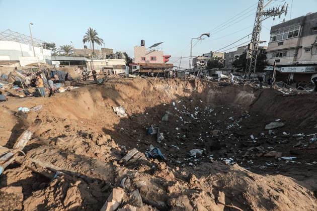 Israeli army targets medicine warehouse and tent camp in Deir al-Balah DEIR AL-BALAH, GAZA, PALESTINE - AUGUST 01: A view of the area following an Israeli airstrike targeting the medicine warehouse at Al-Aqsa Martyrs Hospital and the surrounding tent camp in Deir al-Balah, Gaza, Palestine on August 01, 2026. Moiz Salhi Anadolu Deir al-Balah Gaza. Editorial use only. Please get in touch for any other usage.  Copyright: x2026xAnadoluxMoizxSalhix