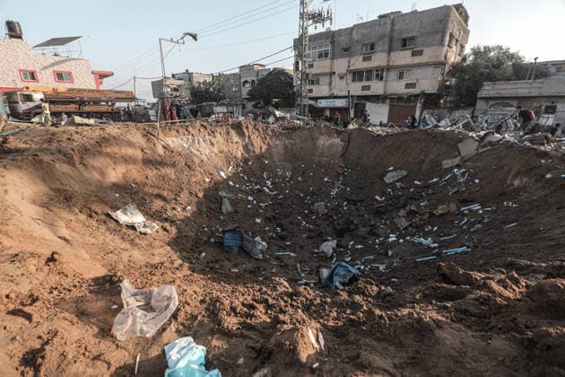 Israeli army targets medicine warehouse and tent camp in Deir al-Balah DEIR AL-BALAH, GAZA, PALESTINE - AUGUST 01: A view of the area following an Israeli airstrike targeting the medicine warehouse at Al-Aqsa Martyrs Hospital and the surrounding tent camp in Deir al-Balah, Gaza, Palestine on August 01, 2026. Moiz Salhi Anadolu Deir al-Balah Gaza. Editorial use only. Please get in touch for any other usage.  Copyright: x2026xAnadoluxMoizxSalhix