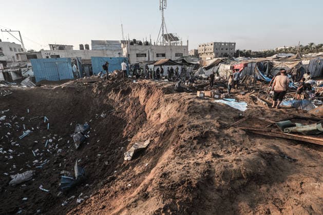 Israeli army targets medicine warehouse and tent camp in Deir al-Balah DEIR AL-BALAH, GAZA, PALESTINE - AUGUST 01: A view of the area following an Israeli airstrike targeting the medicine warehouse at Al-Aqsa Martyrs Hospital and the surrounding tent camp in Deir al-Balah, Gaza, Palestine on August 01, 2026. Moiz Salhi Anadolu Deir al-Balah Gaza. Editorial use only. Please get in touch for any other usage.  Copyright: x2026xAnadoluxMoizxSalhix