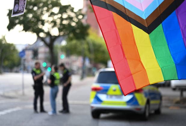 Christopher Street Day Hamburg 2026. Großaufgebot von Einsatzkräfte der Polizei sichert den CSD in Hamburg ab. Der Hamburger Christopher Street Day zieht bundesweit Aufmerksamkeit auf sich. Die Veranstalter erwarten Hunderttausende Teilnehmende. Mit 150 angemeldeten Gruppen ist es der bisher größte CSD in Hamburg, begleitet von einem erhöhten Sicherheitsaufgebot als im Vorjahr. Hamburg Niedersachsen Deutschland *** Christopher Street Day Hamburg 2026: A large contingent of police officers is securing the CSD in Hamburg. Hamburg’s Christopher Street Day is drawing nationwide attention. Organizers expect hundreds of thousands of participants. With 150 registered groups, it is the largest CSD in Hamburg to date, accompanied by a great Copyright: xdiebildwerftx