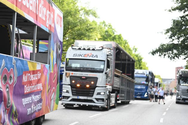 Christopher Street Day Hamburg 2026. Ersten Pride-Trucks beziehen ihre Position. Der Hamburger Christopher Street Day zieht bundesweit Aufmerksamkeit auf sich. Die Veranstalter erwarten Hunderttausende Teilnehmende. Mit 150 angemeldeten Gruppen ist es der bisher größte CSD in Hamburg, begleitet von einem erhöhten Sicherheitsaufgebot als im Vorjahr. Hamburg Niedersachsen Deutschland *** Christopher Street Day Hamburg 2026: First Pride Trucks Take Their Positions Hamburg’s Christopher Street Day is drawing nationwide attention. Organizers expect hundreds of thousands of participants. With 150 registered groups, it is the largest CSD in Hamburg to date, accompanied by a larger security presence than last year Hamburg Lower Saxony Germany Copyright: xdiebildwerftx