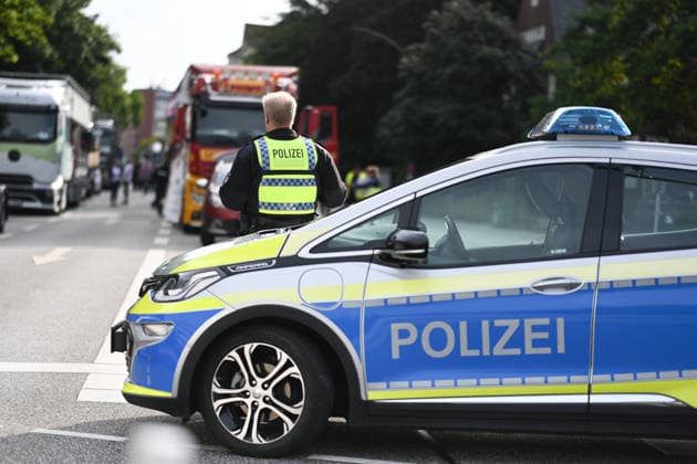 Christopher Street Day Hamburg 2026. Großaufgebot von Einsatzkräfte der Polizei sichert den CSD in Hamburg ab. Der Hamburger Christopher Street Day zieht bundesweit Aufmerksamkeit auf sich. Die Veranstalter erwarten Hunderttausende Teilnehmende. Mit 150 angemeldeten Gruppen ist es der bisher größte CSD in Hamburg, begleitet von einem erhöhten Sicherheitsaufgebot als im Vorjahr. Hamburg Niedersachsen Deutschland *** Christopher Street Day Hamburg 2026: A large contingent of police officers is securing the CSD in Hamburg. Hamburg’s Christopher Street Day is drawing nationwide attention. Organizers expect hundreds of thousands of participants. With 150 registered groups, it is the largest CSD in Hamburg to date, accompanied by a great Copyright: xdiebildwerftx
