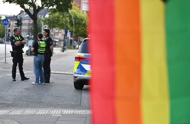 Christopher Street Day Hamburg 2026. Großaufgebot von Einsatzkräfte der Polizei sichert den CSD in Hamburg ab. Der Hamburger Christopher Street Day zieht bundesweit Aufmerksamkeit auf sich. Die Veranstalter erwarten Hunderttausende Teilnehmende. Mit 150 angemeldeten Gruppen ist es der bisher größte CSD in Hamburg, begleitet von einem erhöhten Sicherheitsaufgebot als im Vorjahr. Hamburg Niedersachsen Deutschland *** Christopher Street Day Hamburg 2026: A large contingent of police officers is securing the CSD in Hamburg. Hamburg’s Christopher Street Day is drawing nationwide attention. Organizers expect hundreds of thousands of participants. With 150 registered groups, it is the largest CSD in Hamburg to date, accompanied by a great Copyright: xdiebildwerftx