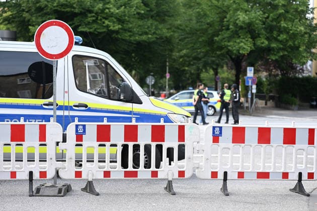 Christopher Street Day Hamburg 2026. Großaufgebot von Einsatzkräfte der Polizei sichert den CSD in Hamburg ab. Der Hamburger Christopher Street Day zieht bundesweit Aufmerksamkeit auf sich. Die Veranstalter erwarten Hunderttausende Teilnehmende. Mit 150 angemeldeten Gruppen ist es der bisher größte CSD in Hamburg, begleitet von einem erhöhten Sicherheitsaufgebot als im Vorjahr. Hamburg Niedersachsen Deutschland *** Christopher Street Day Hamburg 2026: A large contingent of police officers is securing the CSD in Hamburg. Hamburg’s Christopher Street Day is drawing nationwide attention. Organizers expect hundreds of thousands of participants. With 150 registered groups, it is the largest CSD in Hamburg to date, accompanied by a great Copyright: xdiebildwerftx