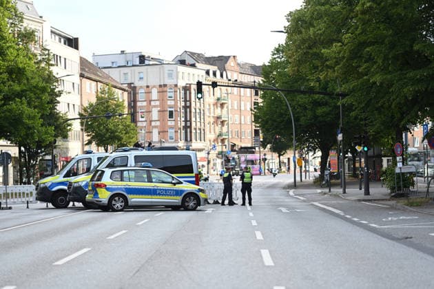 Christopher Street Day Hamburg 2026. Großaufgebot von Einsatzkräfte der Polizei sichert den CSD in Hamburg ab. Der Hamburger Christopher Street Day zieht bundesweit Aufmerksamkeit auf sich. Die Veranstalter erwarten Hunderttausende Teilnehmende. Mit 150 angemeldeten Gruppen ist es der bisher größte CSD in Hamburg, begleitet von einem erhöhten Sicherheitsaufgebot als im Vorjahr. Hamburg Niedersachsen Deutschland *** Christopher Street Day Hamburg 2026: A large contingent of police officers is securing the CSD in Hamburg. Hamburg’s Christopher Street Day is drawing nationwide attention. Organizers expect hundreds of thousands of participants. With 150 registered groups, it is the largest CSD in Hamburg to date, accompanied by a great Copyright: xdiebildwerftx