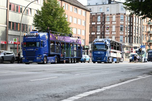 Christopher Street Day Hamburg 2026. Ersten Pride-Trucks beziehen ihre Position. Der Hamburger Christopher Street Day zieht bundesweit Aufmerksamkeit auf sich. Die Veranstalter erwarten Hunderttausende Teilnehmende. Mit 150 angemeldeten Gruppen ist es der bisher größte CSD in Hamburg, begleitet von einem erhöhten Sicherheitsaufgebot als im Vorjahr. Hamburg Niedersachsen Deutschland *** Christopher Street Day Hamburg 2026: First Pride Trucks Take Their Positions Hamburg’s Christopher Street Day is drawing nationwide attention. Organizers expect hundreds of thousands of participants. With 150 registered groups, it is the largest CSD in Hamburg to date, accompanied by a larger security presence than last year Hamburg Lower Saxony Germany Copyright: xdiebildwerftx