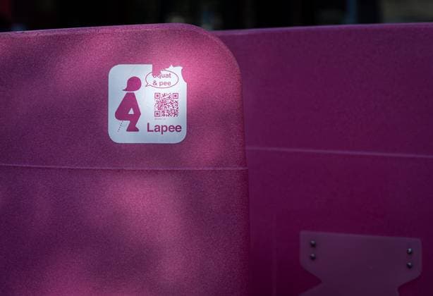 AMSTERDAM - A women s urinal as a trial during the boat parade. In the special urinals, women can urinate in a slightly squatting position. RAMON VAN FLYMEN ANP netherlands out - belgium out  Copyright: xx x564677425x originalFilename: 564677425.jpg