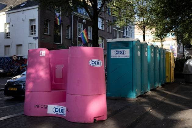 AMSTERDAM - A women s urinal as a trial during the boat parade. In the special urinals, women can urinate in a slightly squatting position. RAMON VAN FLYMEN ANP netherlands out - belgium out  Copyright: xx x564677576x originalFilename: 564677576.jpg