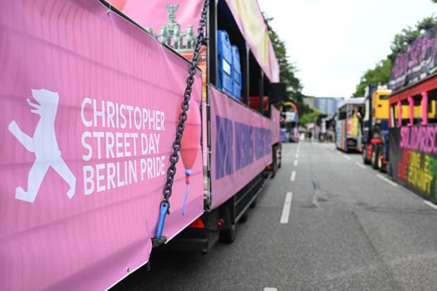Christopher Street Day Hamburg 2026. Der Berliner CSD-Truck mit der Nummer 36 bringt sich in Position für die Parade. Der Hamburger Christopher Street Day zieht bundesweit Aufmerksamkeit auf sich. Die Veranstalter erwarten Hunderttausende Teilnehmende. Mit 150 angemeldeten Gruppen ist es der bisher größte CSD in Hamburg, begleitet von einem erhöhten Sicherheitsaufgebot als im Vorjahr. Hamburg Niedersachsen Deutschland *** Christopher Street Day Hamburg 2026: The Berlin CSD truck, number 36, is taking its place in the parade. Hamburg’s Christopher Street Day is drawing nationwide attention. Organizers expect hundreds of thousands of participants. With 150 registered groups, it is the largest CSD in Hamburg to date, accompanied by a larg Copyright: xdiebildwerftx