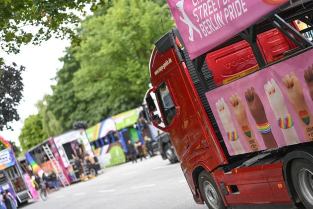 Christopher Street Day Hamburg 2026. Der Berliner CSD-Truck mit der Nummer 36 bringt sich in Position für die Parade. Der Hamburger Christopher Street Day zieht bundesweit Aufmerksamkeit auf sich. Die Veranstalter erwarten Hunderttausende Teilnehmende. Mit 150 angemeldeten Gruppen ist es der bisher größte CSD in Hamburg, begleitet von einem erhöhten Sicherheitsaufgebot als im Vorjahr. Hamburg Niedersachsen Deutschland *** Christopher Street Day Hamburg 2026: The Berlin CSD truck, number 36, is taking its place in the parade. Hamburg’s Christopher Street Day is drawing nationwide attention. Organizers expect hundreds of thousands of participants. With 150 registered groups, it is the largest CSD in Hamburg to date, accompanied by a larg Copyright: xdiebildwerftx