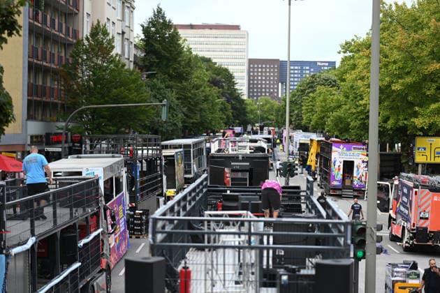 Christopher Street Day Hamburg 2026. Blick über die Trucks die sich in der Lübecker Straße für den CSD 2026 aufstellen.Der Hamburger Christopher Street Day zieht bundesweit Aufmerksamkeit auf sich. Die Veranstalter erwarten Hunderttausende Teilnehmende. Mit 150 angemeldeten Gruppen ist es der bisher größte CSD in Hamburg, begleitet von einem erhöhten Sicherheitsaufgebot als im Vorjahr. Hamburg Niedersachsen Deutschland *** Christopher Street Day Hamburg 2026: A view of the floats lining up on Lübecker Straße for CSD 2026. Hamburg’s Christopher Street Day is drawing nationwide attention. Organizers expect hundreds of thousands of participants. With 150 registered groups, it is the largest CSD to date in Hamburg, accompanied by a lar Copyright: xdiebildwerftx