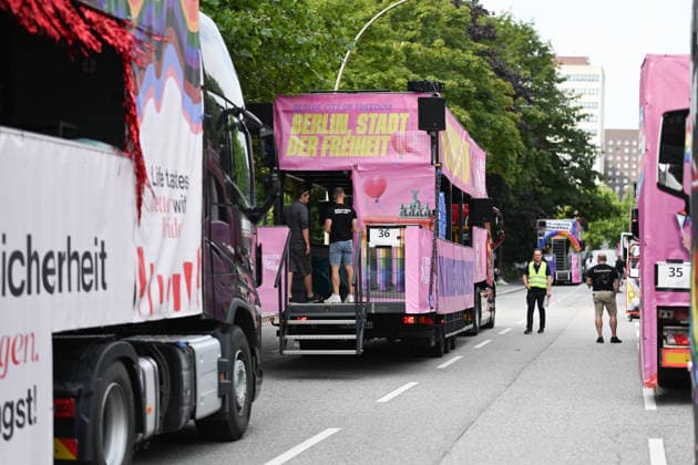 Christopher Street Day Hamburg 2026. Der Berliner CSD-Truck mit der Nummer 36 bringt sich in Position für die Parade. Der Hamburger Christopher Street Day zieht bundesweit Aufmerksamkeit auf sich. Die Veranstalter erwarten Hunderttausende Teilnehmende. Mit 150 angemeldeten Gruppen ist es der bisher größte CSD in Hamburg, begleitet von einem erhöhten Sicherheitsaufgebot als im Vorjahr. Hamburg Niedersachsen Deutschland *** Christopher Street Day Hamburg 2026: The Berlin CSD truck, number 36, is taking its place in the parade. Hamburg’s Christopher Street Day is drawing nationwide attention. Organizers expect hundreds of thousands of participants. With 150 registered groups, it is the largest CSD in Hamburg to date, accompanied by a larg Copyright: xdiebildwerftx