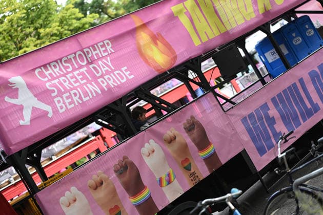 Christopher Street Day Hamburg 2026. Der Berliner CSD-Truck mit der Nummer 36 bringt sich in Position für die Parade. Der Hamburger Christopher Street Day zieht bundesweit Aufmerksamkeit auf sich. Die Veranstalter erwarten Hunderttausende Teilnehmende. Mit 150 angemeldeten Gruppen ist es der bisher größte CSD in Hamburg, begleitet von einem erhöhten Sicherheitsaufgebot als im Vorjahr. Hamburg Niedersachsen Deutschland *** Christopher Street Day Hamburg 2026: The Berlin CSD truck, number 36, is taking its place in the parade. Hamburg’s Christopher Street Day is drawing nationwide attention. Organizers expect hundreds of thousands of participants. With 150 registered groups, it is the largest CSD in Hamburg to date, accompanied by a larg Copyright: xdiebildwerftx