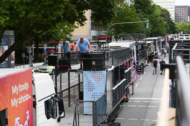 Christopher Street Day Hamburg 2026. Blick über die Trucks die sich in der Lübecker Straße für den CSD 2026 aufstellen.Der Hamburger Christopher Street Day zieht bundesweit Aufmerksamkeit auf sich. Die Veranstalter erwarten Hunderttausende Teilnehmende. Mit 150 angemeldeten Gruppen ist es der bisher größte CSD in Hamburg, begleitet von einem erhöhten Sicherheitsaufgebot als im Vorjahr. Hamburg Niedersachsen Deutschland *** Christopher Street Day Hamburg 2026: A view of the floats lining up on Lübecker Straße for CSD 2026. Hamburg’s Christopher Street Day is drawing nationwide attention. Organizers expect hundreds of thousands of participants. With 150 registered groups, it is the largest CSD to date in Hamburg, accompanied by a lar Copyright: xdiebildwerftx