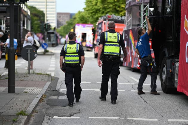 Christopher Street Day Hamburg 2026. Einsatzkräfte der Polizei laufen zwischen Trucks.Der Hamburger Christopher Street Day zieht bundesweit Aufmerksamkeit auf sich. Die Veranstalter erwarten Hunderttausende Teilnehmende. Mit 150 angemeldeten Gruppen ist es der bisher größte CSD in Hamburg, begleitet von einem erhöhten Sicherheitsaufgebot als im Vorjahr. Hamburg Niedersachsen Deutschland *** Christopher Street Day Hamburg 2026: Police officers march between floats. Hamburg’s Christopher Street Day is drawing nationwide attention. Organizers expect hundreds of thousands of participants. With 150 registered groups, it is the largest CSD in Hamburg to date, accompanied by a greater security presence than last year. Hamburg, Lower Saxony, G Copyright: xdiebildwerftx