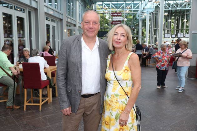 Autor Stefan Vögel mit Martina Ilg bei der Premiere der Komödie Bis dass der Tod, Komödie Winterhuder Fährhaus Hamburg. In dem Theaterstück geht um einen tollpatschigen Auftragskiller, der von verschiedenen Angehörigen einer Familie beauftragt wird, den jeweils anderen umzubringen. Der einzige Grund: dem Erben oder der Erbin winkt ein Millionenvermögen, Hamburg 31.7.2026 *** Author Stefan Vögel with Martina Ilg at the premiere of the comedy *Bis dass der Tod*, Winterhuder Fährhaus Comedy Theater, Hamburg. The play is about a clumsy hitman who is hired by various members of a family to kill each other. The only reason: the heir stands to inherit a fortune worth millions. Hamburg, July 31, 2026