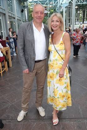 Autor Stefan Vögel mit Martina Ilg bei der Premiere der Komödie Bis dass der Tod, Komödie Winterhuder Fährhaus Hamburg. In dem Theaterstück geht um einen tollpatschigen Auftragskiller, der von verschiedenen Angehörigen einer Familie beauftragt wird, den jeweils anderen umzubringen. Der einzige Grund: dem Erben oder der Erbin winkt ein Millionenvermögen, Hamburg 31.7.2026 *** Author Stefan Vögel with Martina Ilg at the premiere of the comedy *Bis dass der Tod*, Winterhuder Fährhaus Comedy Theater, Hamburg. The play is about a clumsy hitman who is hired by various members of a family to kill each other. The only reason: the heir stands to inherit a fortune worth millions. Hamburg, July 31, 2026