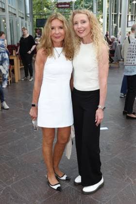 Pianistin Jasmin Böttger mit Solveig Saling bei der Premiere der Komödie Bis dass der Tod, Komödie Winterhuder Fährhaus Hamburg. In dem Theaterstück geht um einen tollpatschigen Auftragskiller, der von verschiedenen Angehörigen einer Familie beauftragt wird, den jeweils anderen umzubringen. Der einzige Grund: dem Erben oder der Erbin winkt ein Millionenvermögen, Hamburg 31.7.2026 *** Pianist Jasmin Böttger with Solveig Saling at the premiere of the comedy *Bis dass der Tod*, Winterhuder Fährhaus Comedy Theater, Hamburg. The play is about a clumsy hitman who is hired by various members of a family to kill each other. The only reason is that the heir stands to inherit a fortune worth millions. Hamburg, July 31, 2026