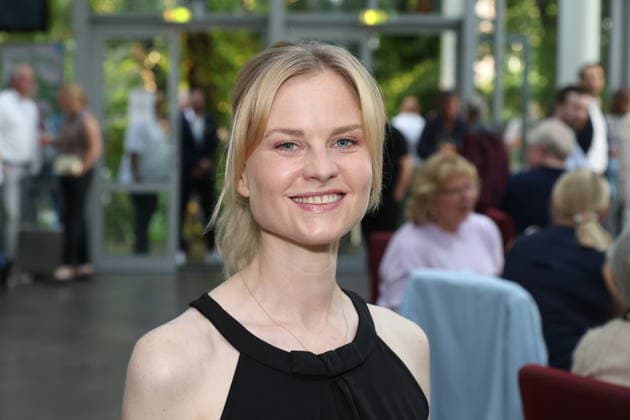 Schauspielerin Henrike Fehrs bei der Premiere der Komödie Bis dass der Tod, Komödie Winterhuder Fährhaus Hamburg. In dem Theaterstück geht um einen tollpatschigen Auftragskiller, der von verschiedenen Angehörigen einer Familie beauftragt wird, den jeweils anderen umzubringen. Der einzige Grund: dem Erben oder der Erbin winkt ein Millionenvermögen, Hamburg 31.7.2026 *** Actress Henrike Fehrs at the premiere of the comedy *Bis dass der Tod*, Winterhuder Fährhaus Comedy Theater, Hamburg. The play is about a clumsy hitman who is hired by various members of a family to kill each other. The only reason: the heir stands to inherit a fortune worth millions. Hamburg, July 31, 2026