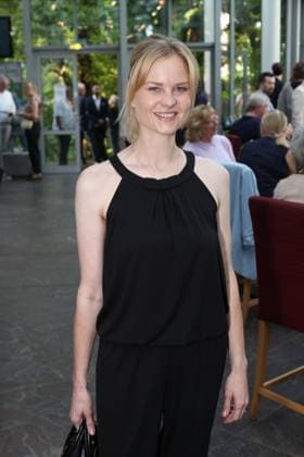 Schauspielerin Henrike Fehrs bei der Premiere der Komödie Bis dass der Tod, Komödie Winterhuder Fährhaus Hamburg. In dem Theaterstück geht um einen tollpatschigen Auftragskiller, der von verschiedenen Angehörigen einer Familie beauftragt wird, den jeweils anderen umzubringen. Der einzige Grund: dem Erben oder der Erbin winkt ein Millionenvermögen, Hamburg 31.7.2026 *** Actress Henrike Fehrs at the premiere of the comedy *Bis dass der Tod*, Winterhuder Fährhaus Comedy Theater, Hamburg. The play is about a clumsy hitman who is hired by various members of a family to kill each other. The only reason: the heir stands to inherit a fortune worth millions. Hamburg, July 31, 2026