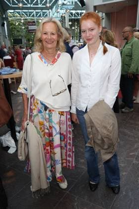 Schauspielerin Claudia Rieschel mit Enkelin Ida Bohnet bei der Premiere der Komödie Bis dass der Tod, Komödie Winterhuder Fährhaus Hamburg. In dem Theaterstück geht um einen tollpatschigen Auftragskiller, der von verschiedenen Angehörigen einer Familie beauftragt wird, den jeweils anderen umzubringen. Der einzige Grund: dem Erben oder der Erbin winkt ein Millionenvermögen, Hamburg 31.7.2026 *** Actress Claudia Rieschel with her granddaughter Ida Bohnet at the premiere of the comedy *Bis dass der Tod*, Winterhuder Fährhaus Theater, Hamburg. The play is about a clumsy hitman who is hired by various members of a family to kill each other. The only reason: the heir stands to inherit a fortune worth millions. Hamburg, July 31, 2026