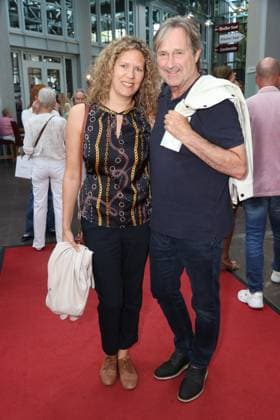 Sabrina Böcker und Helmut Zierl bei der Premiere der Komödie Bis dass der Tod, Komödie Winterhuder Fährhaus Hamburg. In dem Theaterstück geht um einen tollpatschigen Auftragskiller, der von verschiedenen Angehörigen einer Familie beauftragt wird, den jeweils anderen umzubringen. Der einzige Grund: dem Erben oder der Erbin winkt ein Millionenvermögen, Hamburg 31.7.2026 *** Sabrina Böcker and Helmut Zierl at the premiere of the comedy *Bis dass der Tod*, Winterhuder Fährhaus Comedy Theater, Hamburg. The play is about a clumsy hitman who is hired by various members of a family to kill each other. The only reason is that the heir stands to inherit a fortune worth millions. Hamburg, July 31, 2026