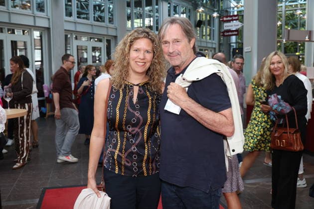 Sabrina Böcker und Helmut Zierl bei der Premiere der Komödie Bis dass der Tod, Komödie Winterhuder Fährhaus Hamburg. In dem Theaterstück geht um einen tollpatschigen Auftragskiller, der von verschiedenen Angehörigen einer Familie beauftragt wird, den jeweils anderen umzubringen. Der einzige Grund: dem Erben oder der Erbin winkt ein Millionenvermögen, Hamburg 31.7.2026 *** Sabrina Böcker and Helmut Zierl at the premiere of the comedy *Bis dass der Tod*, Winterhuder Fährhaus Comedy Theater, Hamburg. The play is about a clumsy hitman who is hired by various members of a family to kill each other. The only reason is that the heir stands to inherit a fortune worth millions. Hamburg, July 31, 2026