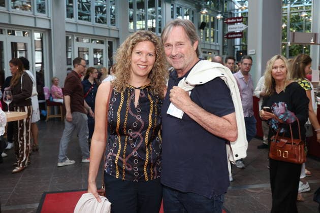 Sabrina Böcker und Helmut Zierl bei der Premiere der Komödie Bis dass der Tod, Komödie Winterhuder Fährhaus Hamburg. In dem Theaterstück geht um einen tollpatschigen Auftragskiller, der von verschiedenen Angehörigen einer Familie beauftragt wird, den jeweils anderen umzubringen. Der einzige Grund: dem Erben oder der Erbin winkt ein Millionenvermögen, Hamburg 31.7.2026 *** Sabrina Böcker and Helmut Zierl at the premiere of the comedy *Bis dass der Tod*, Winterhuder Fährhaus Comedy Theater, Hamburg. The play is about a clumsy hitman who is hired by various members of a family to kill each other. The only reason is that the heir stands to inherit a fortune worth millions. Hamburg, July 31, 2026