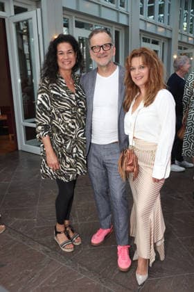 Caroline Kiesewetter, Theaterleiter Dieter Powitz und Carolin Fortenbacher bei der Premiere der Komödie Bis dass der Tod, Komödie Winterhuder Fährhaus Hamburg. In dem Theaterstück geht um einen tollpatschigen Auftragskiller, der von verschiedenen Angehörigen einer Familie beauftragt wird, den jeweils anderen umzubringen. Der einzige Grund: dem Erben oder der Erbin winkt ein Millionenvermögen, Hamburg 31.7.2026 *** Caroline Kiesewetter, theater director Dieter Powitz, and Carolin Fortenbacher at the premiere of the comedy *Bis dass der Tod*, Winterhuder Fährhaus Comedy, Hamburg. The play is about a clumsy hitman who is hired by various members of a family to kill each other. The only reason: the heir stands to inherit a fortune worth milli