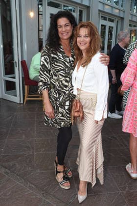 Caroline Kiesewetter und Carolin Fortenbacher bei der Premiere der Komödie Bis dass der Tod, Komödie Winterhuder Fährhaus Hamburg. In dem Theaterstück geht um einen tollpatschigen Auftragskiller, der von verschiedenen Angehörigen einer Familie beauftragt wird, den jeweils anderen umzubringen. Der einzige Grund: dem Erben oder der Erbin winkt ein Millionenvermögen, Hamburg 31.7.2026 *** Caroline Kiesewetter and Carolin Fortenbacher at the premiere of the comedy *Bis dass der Tod*, Winterhuder Fährhaus Comedy Theater, Hamburg. The play is about a clumsy hitman who is hired by various members of a family to kill each other. The only reason: the heir stands to inherit a fortune worth millions. Hamburg, July 31, 2026