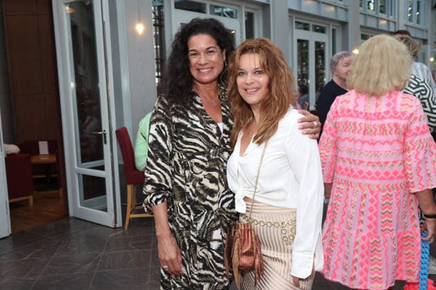 Caroline Kiesewetter, Theaterleiter Dieter Powitz und Carolin Fortenbacher bei der Premiere der Komödie Bis dass der Tod, Komödie Winterhuder Fährhaus Hamburg. In dem Theaterstück geht um einen tollpatschigen Auftragskiller, der von verschiedenen Angehörigen einer Familie beauftragt wird, den jeweils anderen umzubringen. Der einzige Grund: dem Erben oder der Erbin winkt ein Millionenvermögen, Hamburg 31.7.2026 *** Caroline Kiesewetter, theater director Dieter Powitz, and Carolin Fortenbacher at the premiere of the comedy *Bis dass der Tod*, Winterhuder Fährhaus Comedy, Hamburg. The play is about a clumsy hitman who is hired by various members of a family to kill each other. The only reason: the heir stands to inherit a fortune worth milli