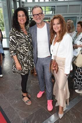 Caroline Kiesewetter, Theaterleiter Dieter Powitz und Carolin Fortenbacher bei der Premiere der Komödie Bis dass der Tod, Komödie Winterhuder Fährhaus Hamburg. In dem Theaterstück geht um einen tollpatschigen Auftragskiller, der von verschiedenen Angehörigen einer Familie beauftragt wird, den jeweils anderen umzubringen. Der einzige Grund: dem Erben oder der Erbin winkt ein Millionenvermögen, Hamburg 31.7.2026 *** Caroline Kiesewetter, theater director Dieter Powitz, and Carolin Fortenbacher at the premiere of the comedy *Bis dass der Tod*, Winterhuder Fährhaus Comedy, Hamburg. The play is about a clumsy hitman who is hired by various members of a family to kill each other. The only reason: the heir stands to inherit a fortune worth milli