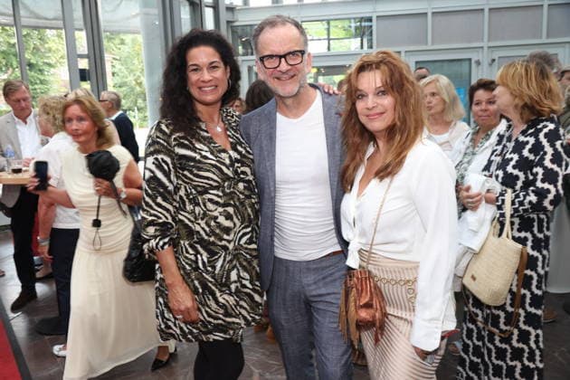 Caroline Kiesewetter, Theaterleiter Dieter Powitz und Carolin Fortenbacher bei der Premiere der Komödie Bis dass der Tod, Komödie Winterhuder Fährhaus Hamburg. In dem Theaterstück geht um einen tollpatschigen Auftragskiller, der von verschiedenen Angehörigen einer Familie beauftragt wird, den jeweils anderen umzubringen. Der einzige Grund: dem Erben oder der Erbin winkt ein Millionenvermögen, Hamburg 31.7.2026 *** Caroline Kiesewetter, theater director Dieter Powitz, and Carolin Fortenbacher at the premiere of the comedy *Bis dass der Tod*, Winterhuder Fährhaus Comedy, Hamburg. The play is about a clumsy hitman who is hired by various members of a family to kill each other. The only reason: the heir stands to inherit a fortune worth milli