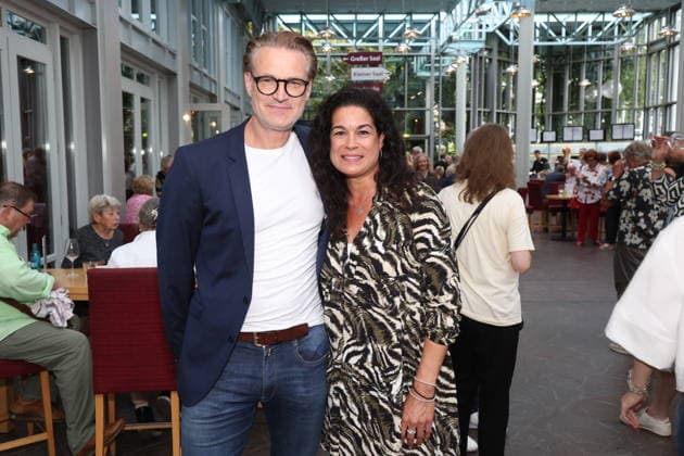 Ralf Stech mit Caroline Kiesewetter bei der Premiere der Komödie Bis dass der Tod, Komödie Winterhuder Fährhaus Hamburg. In dem Theaterstück geht um einen tollpatschigen Auftragskiller, der von verschiedenen Angehörigen einer Familie beauftragt wird, den jeweils anderen umzubringen. Der einzige Grund: dem Erben oder der Erbin winkt ein Millionenvermögen, Hamburg 31.7.2026 *** Ralf Stech with Caroline Kiesewetter at the premiere of the comedy *Bis dass der Tod*, Winterhuder Fährhaus Comedy Theater, Hamburg. The play is about a clumsy hitman who is hired by various members of a family to kill each other. The only reason: the heir stands to inherit a fortune worth millions. Hamburg, July 31, 2026