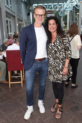Ralf Stech mit Caroline Kiesewetter bei der Premiere der Komödie Bis dass der Tod, Komödie Winterhuder Fährhaus Hamburg. In dem Theaterstück geht um einen tollpatschigen Auftragskiller, der von verschiedenen Angehörigen einer Familie beauftragt wird, den jeweils anderen umzubringen. Der einzige Grund: dem Erben oder der Erbin winkt ein Millionenvermögen, Hamburg 31.7.2026 *** Ralf Stech with Caroline Kiesewetter at the premiere of the comedy *Bis dass der Tod*, Winterhuder Fährhaus Comedy Theater, Hamburg. The play is about a clumsy hitman who is hired by various members of a family to kill each other. The only reason: the heir stands to inherit a fortune worth millions. Hamburg, July 31, 2026